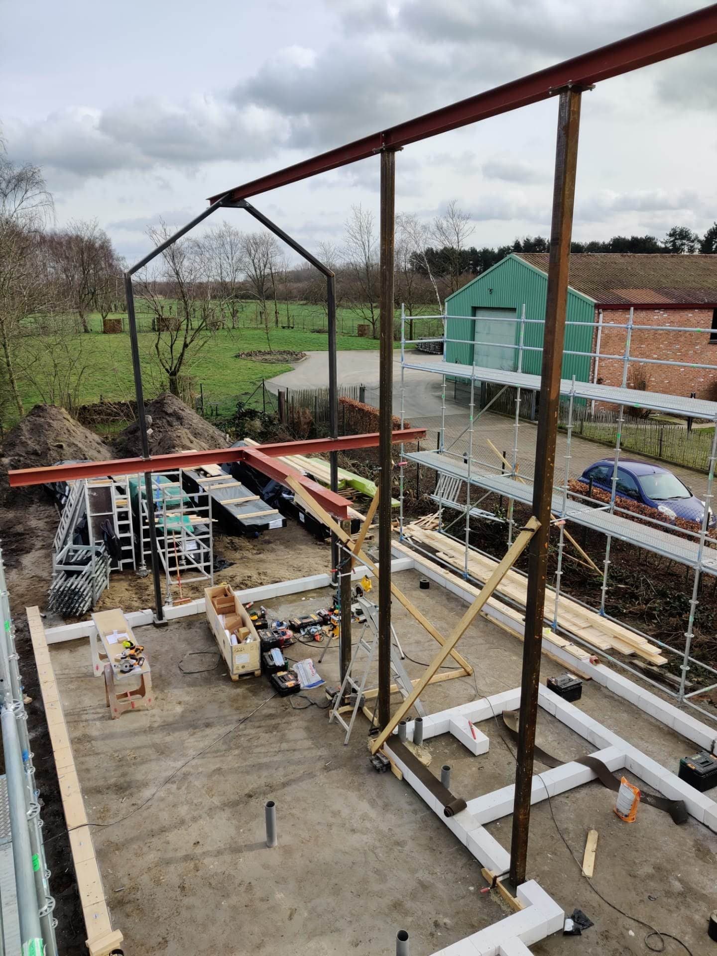 Opbouw: unieke combinatie van stalen constructie en houtskeletbouw 