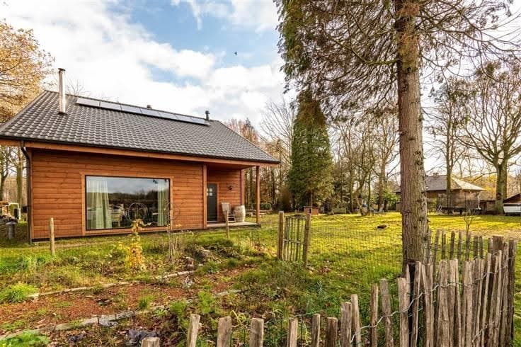 Grote raampartijen zorgen voor veel lichtinval in deze Finse woning in Wachtebeke